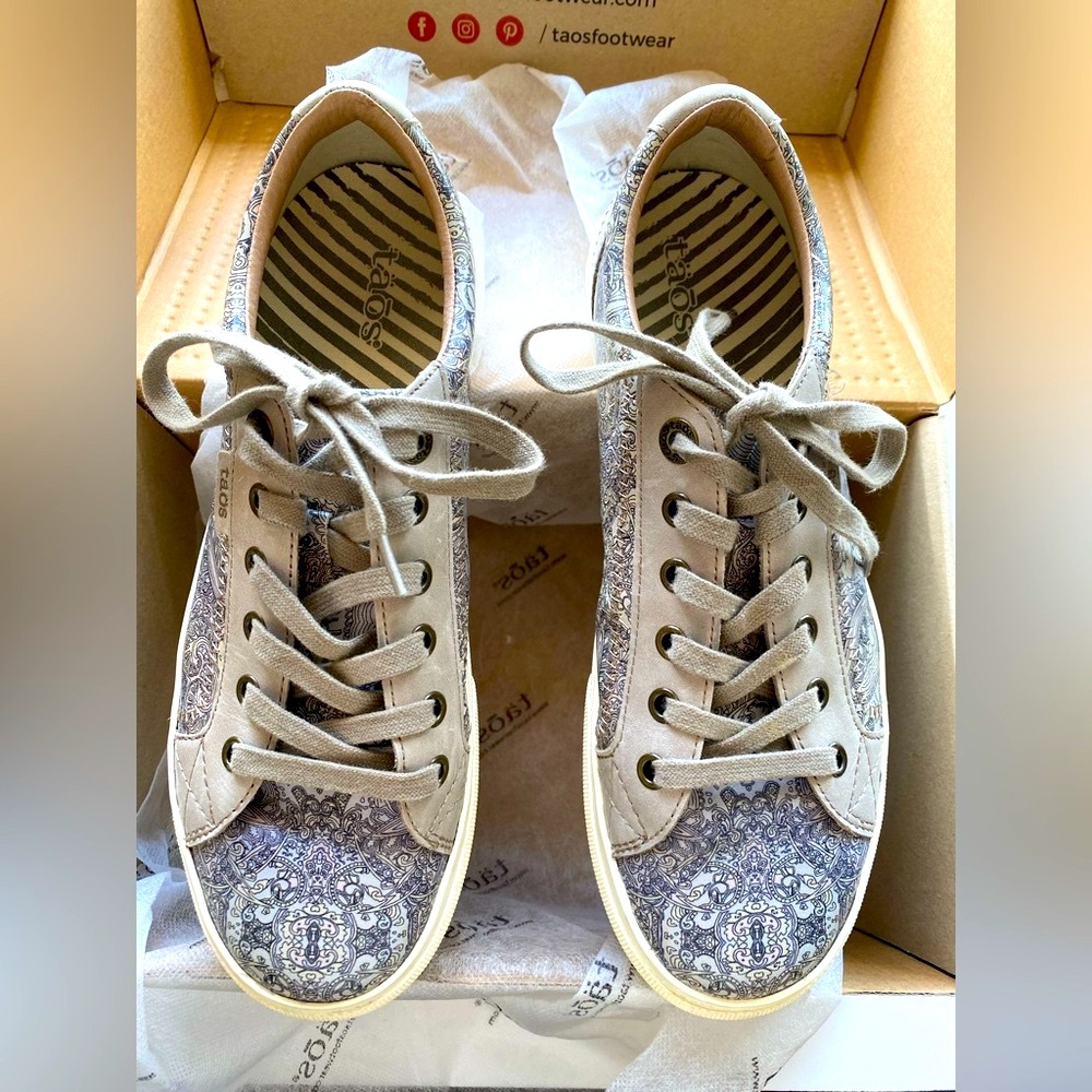 Taos Plim Soul Lux Taupe Paisley Women's Leather Sneakers - EUC - Original Box!